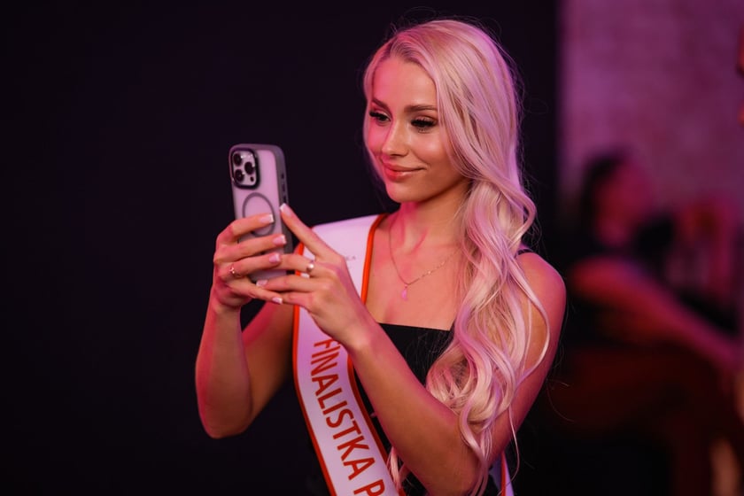 Zakulisowe wykonane podczas oficjalnej sesji fotograficznej