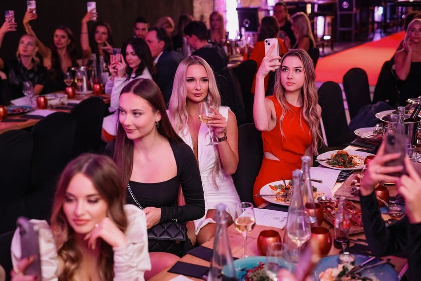 Zakulisowe wykonane podczas oficjalnej sesji fotograficznej