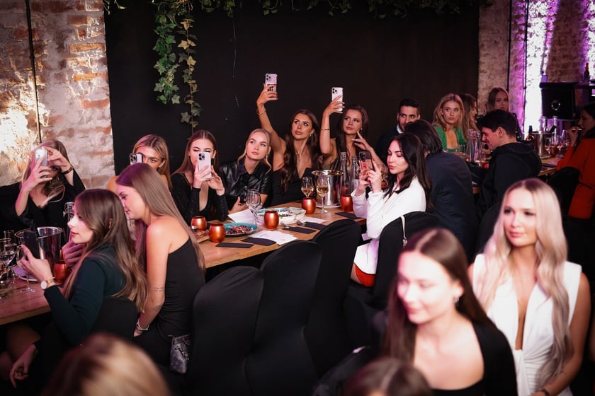 Zakulisowe wykonane podczas oficjalnej sesji fotograficznej