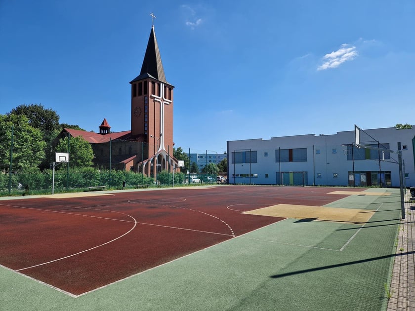Boisko SP 91 na Bartoszowicach po remoncie