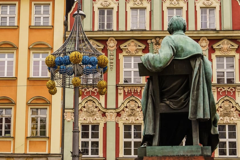 Trwa montaż pierwszych świątecznych dekoracji. Wrocław, 13.11.2024