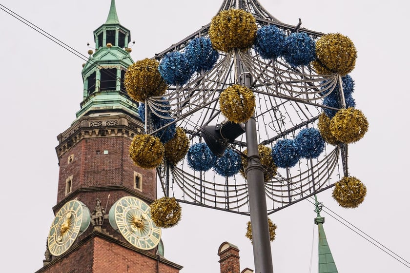 Trwa montaż pierwszych świątecznych dekoracji. Wrocław, 13.11.2024