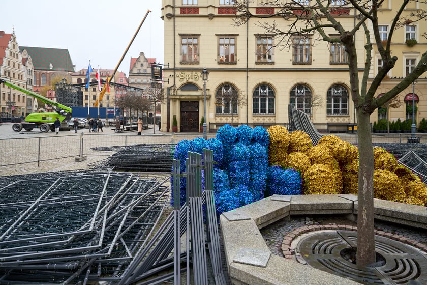 Trwa montaż pierwszych świątecznych dekoracji. Wrocław, 13.11.2024