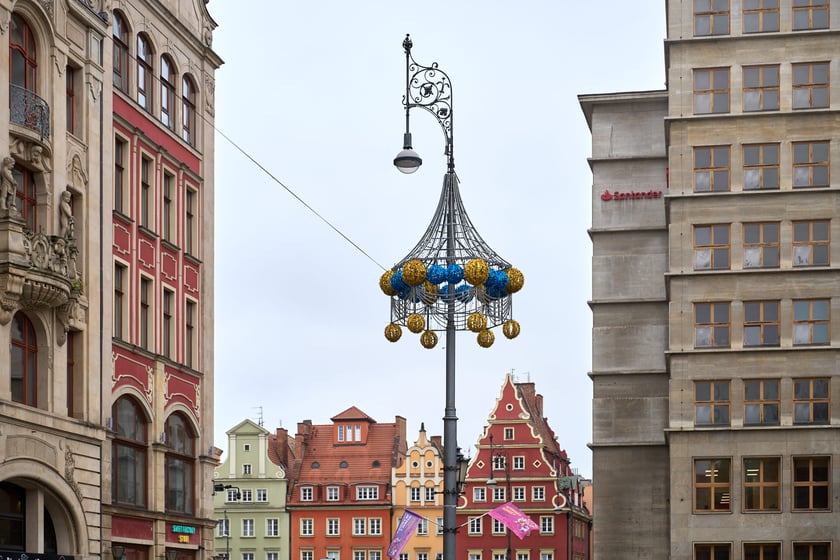 Trwa montaż pierwszych świątecznych dekoracji. Wrocław, 13.11.2024
