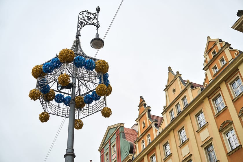 Trwa montaż pierwszych świątecznych dekoracji. Wrocław, 13.11.2024