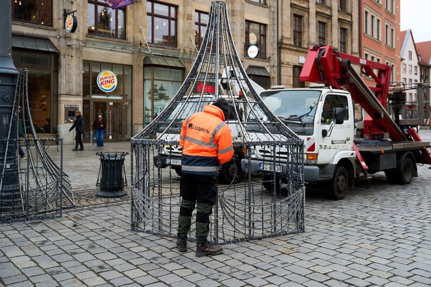 Trwa montaż pierwszych świątecznych dekoracji. Wrocław, 13.11.2024