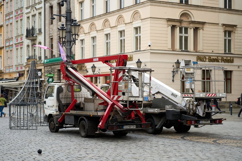 Trwa montaż pierwszych świątecznych dekoracji. Wrocław, 13.11.2024