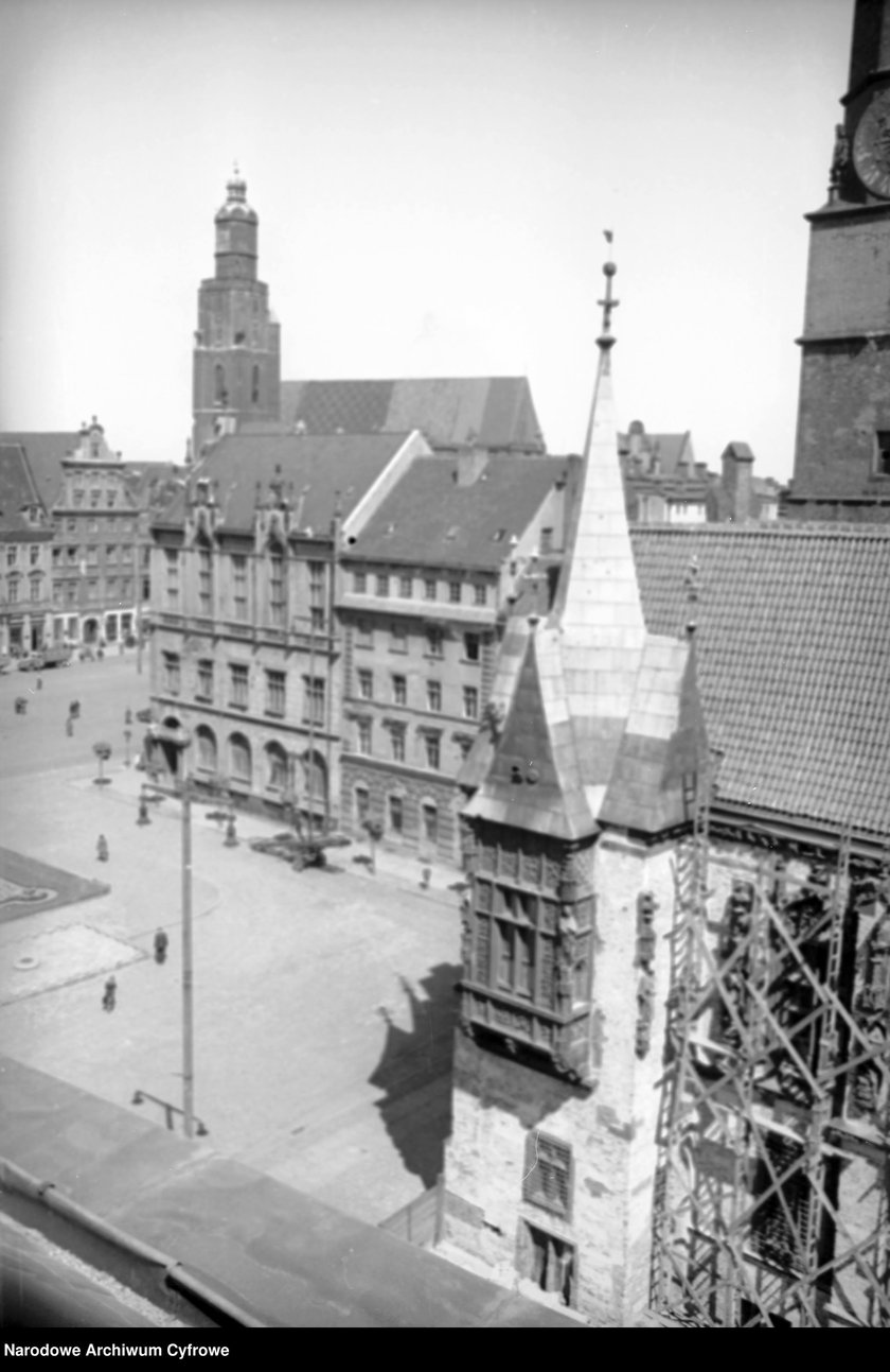 Wrocław w 1950 roku. Widok na ratusz i Sukiennice