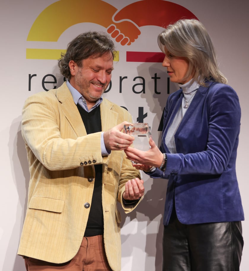 Gala Sprawiedliwości Naprawczej we Wrocławiu.&nbsp;W kategorii &bdquo;Osoba&rdquo; wyr&oacute;żnienie powędrowało do Grzegorza Miśty. Na zdjęciu z wiceprezydent Wrocławia - Renatą Granowską&nbsp;