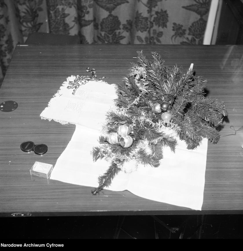 Ozdoby choinkowe i stroiki świąteczne w lat 60. i 70. XX wieku