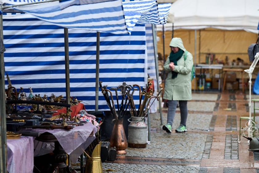 Giełda staroci pod katedrą św. Marii Magdaleny. Wrocław, 6-8.12.2024