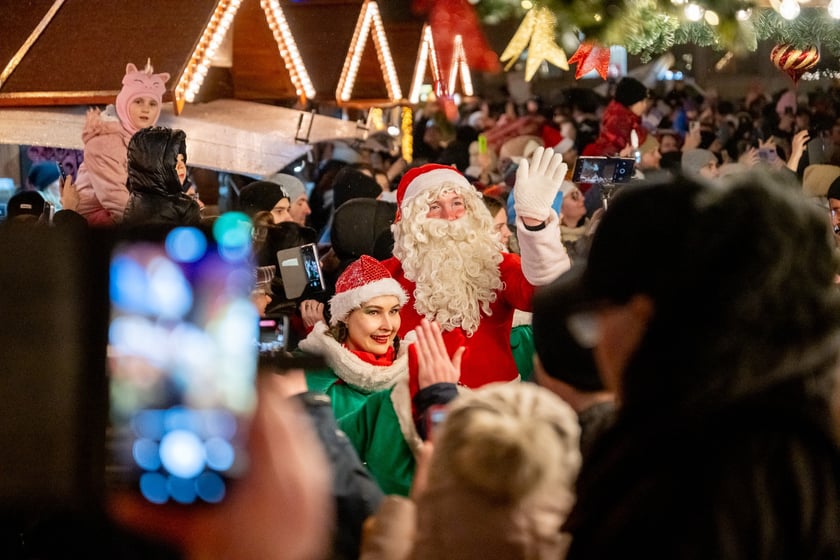 Mikołajki na wrocławskim Rynku. Mikołaj, elfy, jarmark i rozświetlona choinka