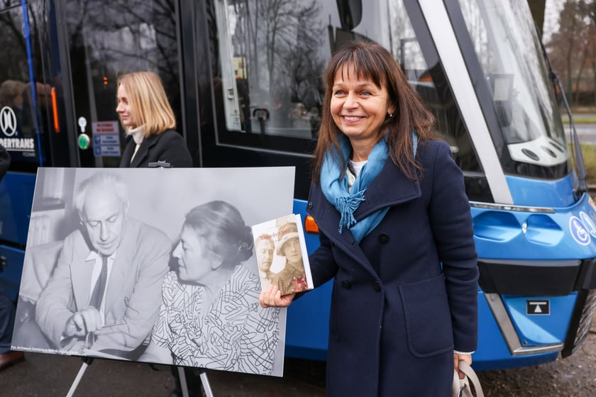 Uroczystość nadania imienia Hanny i Ludwika Hirszfeldów wrocławskiemu tramwajowi. Prof. Urszula Glensk, autorka książki "Hirszfeldowie. Zrozumieć krew"