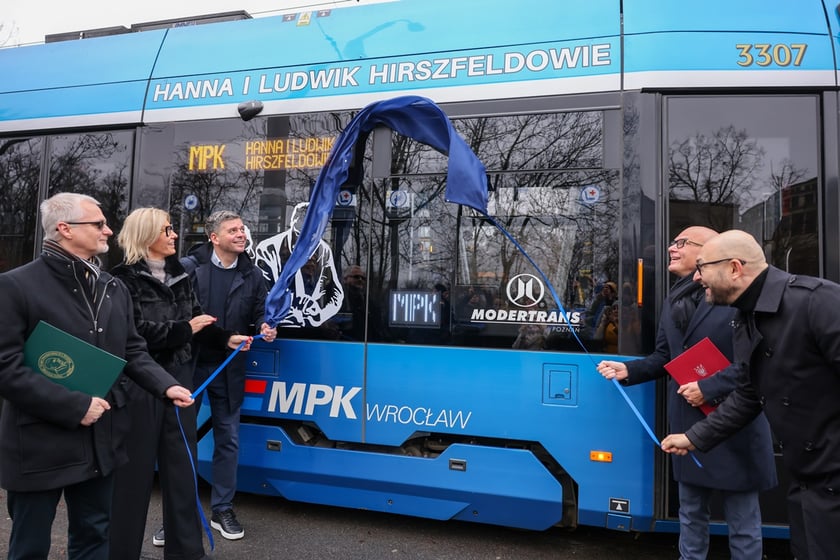 Uroczystość nadania imienia Hanny i Ludwika Hirszfeldów wrocławskiemu tramwajowi z udziałem władz miasta i przedstawicieli instytucji naukowych i MPK