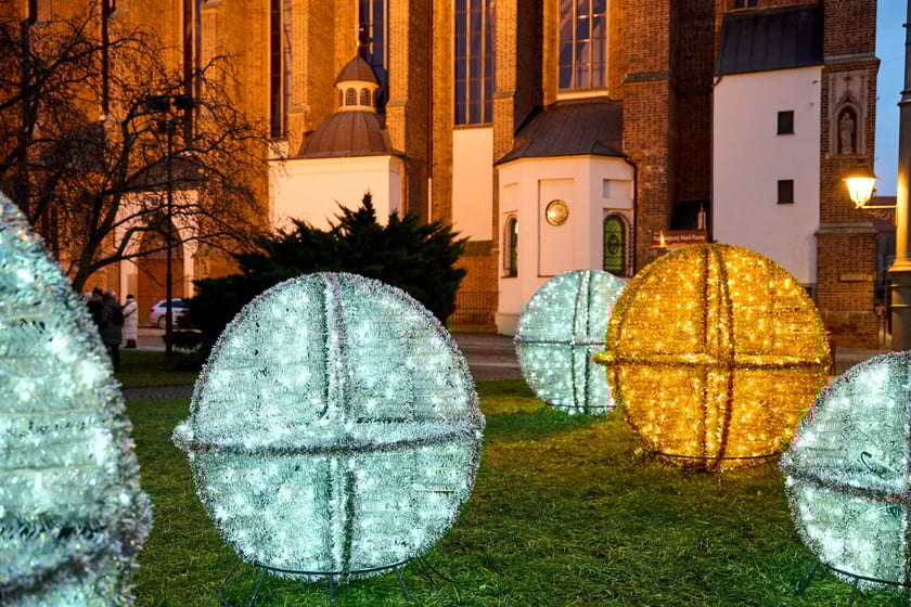 Świąteczne iluminacje i ozdoby we Wrocławiu, okolice katedry