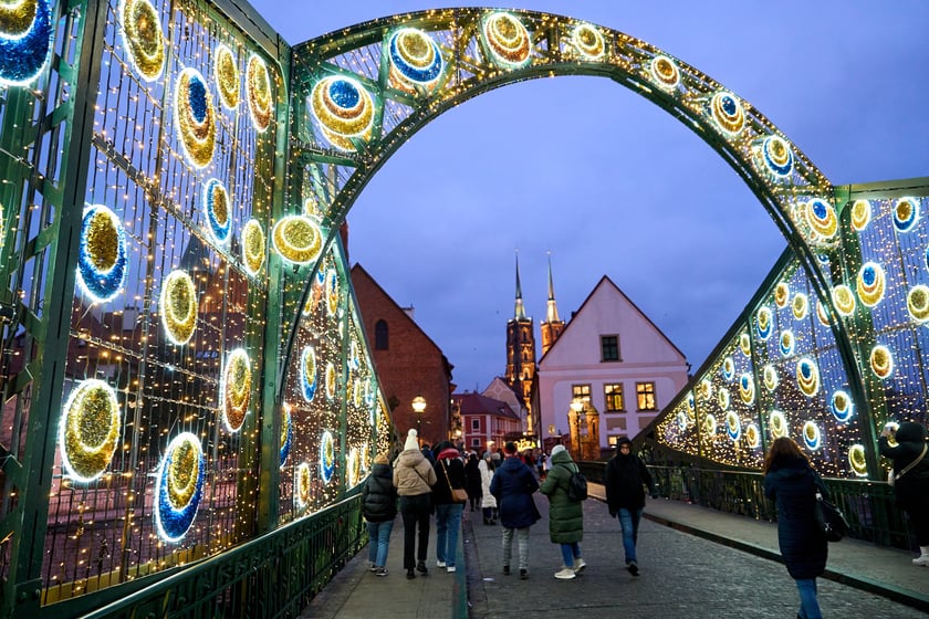 Świąteczne iluminacje i ozdoby we Wrocławiu. Most Tumski