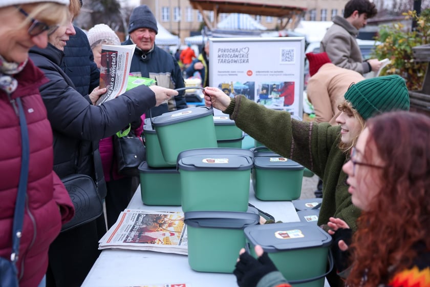 Akcja rozdawania pojemnik&oacute;w na bioodapdy na Targowisku Jemiołowa