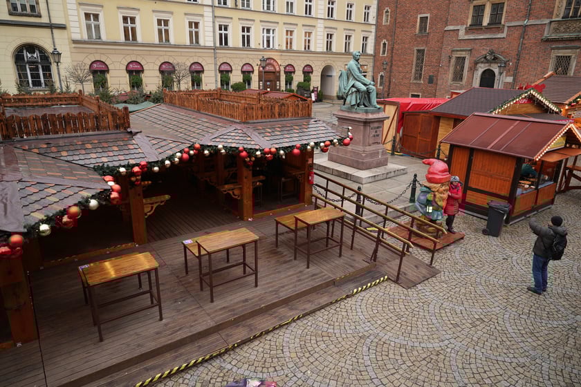 Wizyta na Jarmarku Bożonarodzeniowym w tygodniu kolejka do atrakcji, jak karuzela czy beczka śmiechu. To r&oacute;wnież szansa na rozmowę ze sprzedawcą i przemyślane zakupy.