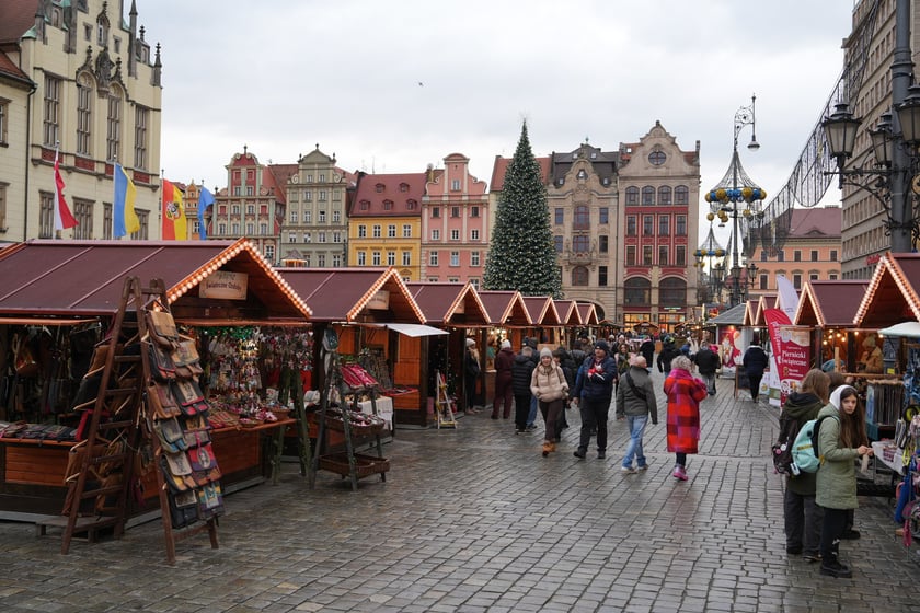 Wizyta na Jarmarku Bożonarodzeniowym w tygodniu kolejka do atrakcji, jak karuzela czy beczka śmiechu. To r&oacute;wnież szansa na rozmowę ze sprzedawcą i przemyślane zakupy.