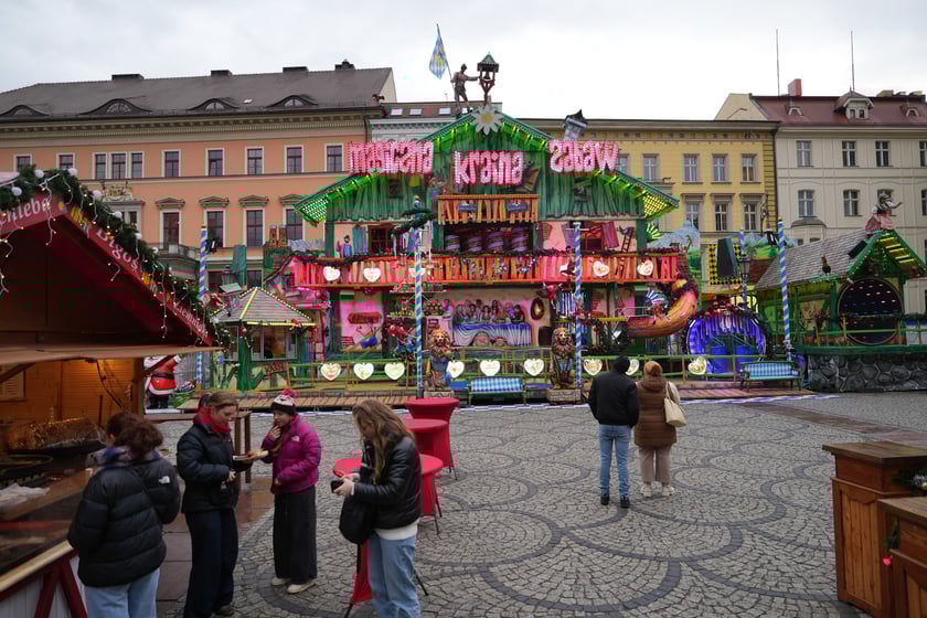 Wizyta na Jarmarku Bożonarodzeniowym w tygodniu kolejka do atrakcji, jak karuzela czy beczka śmiechu. To r&oacute;wnież szansa na rozmowę ze sprzedawcą i przemyślane zakupy.