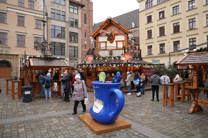 Wizyta na Jarmarku Bożonarodzeniowym w tygodniu kolejka do atrakcji, jak karuzela czy beczka śmiechu. To r&oacute;wnież szansa na rozmowę ze sprzedawcą i przemyślane zakupy.
