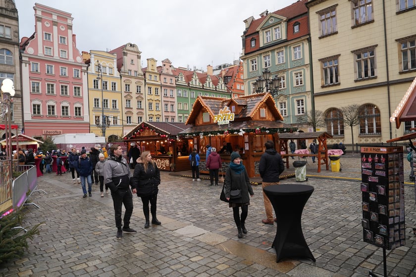 Wizyta na Jarmarku Bożonarodzeniowym w tygodniu kolejka do atrakcji, jak karuzela czy beczka śmiechu. To r&oacute;wnież szansa na rozmowę ze sprzedawcą i przemyślane zakupy.
