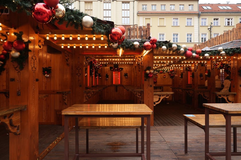 Wizyta na Jarmarku Bożonarodzeniowym w tygodniu kolejka do atrakcji, jak karuzela czy beczka śmiechu. To r&oacute;wnież szansa na rozmowę ze sprzedawcą i przemyślane zakupy.