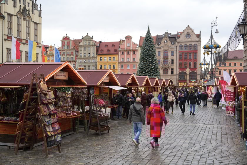 Wizyta na Jarmarku Bożonarodzeniowym w tygodniu kolejka do atrakcji, jak karuzela czy beczka śmiechu. To r&oacute;wnież szansa na rozmowę ze sprzedawcą i przemyślane zakupy.