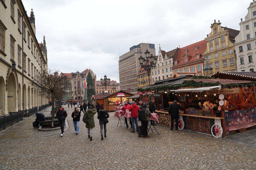 Wizyta na Jarmarku Bożonarodzeniowym w tygodniu kolejka do atrakcji, jak karuzela czy beczka śmiechu. To r&oacute;wnież szansa na rozmowę ze sprzedawcą i przemyślane zakupy.
