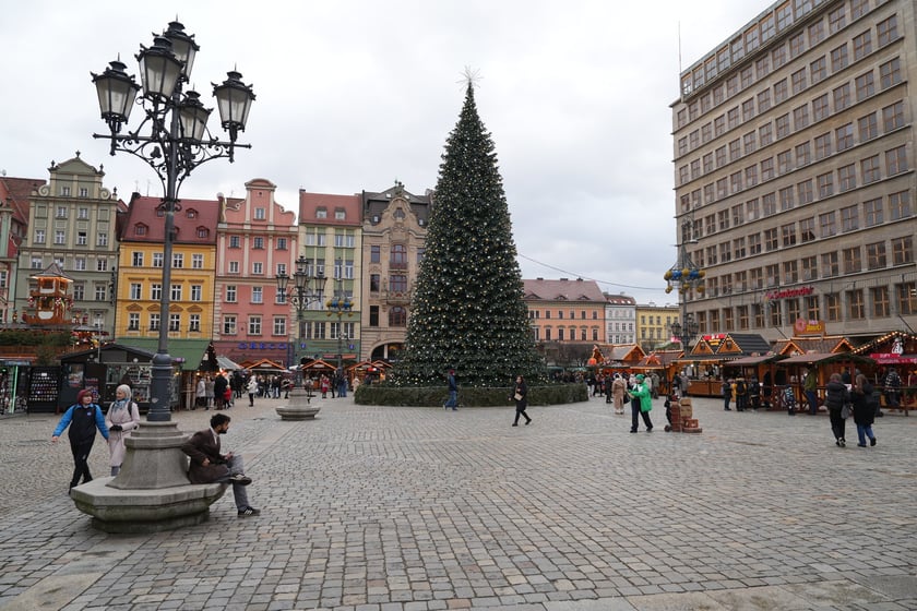 Wizyta na Jarmarku Bożonarodzeniowym w tygodniu kolejka do atrakcji, jak karuzela czy beczka śmiechu. To r&oacute;wnież szansa na rozmowę ze sprzedawcą i przemyślane zakupy.