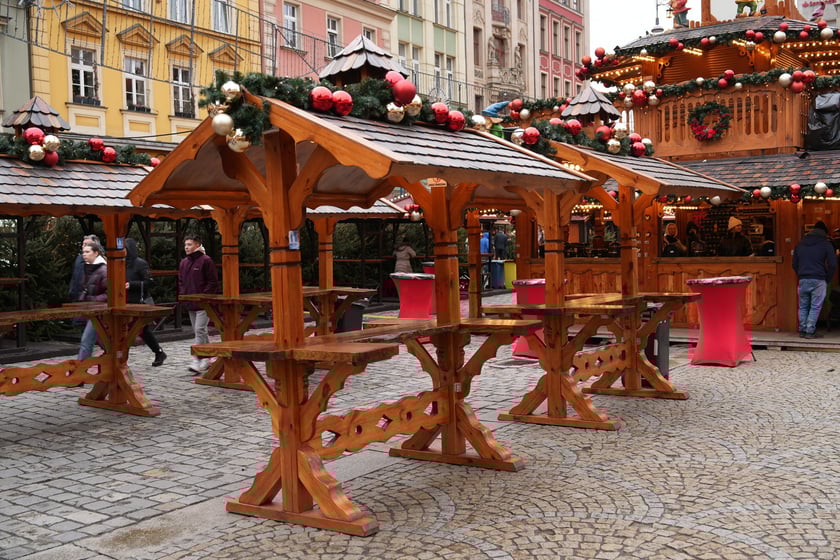 Wizyta na Jarmarku Bożonarodzeniowym w tygodniu kolejka do atrakcji, jak karuzela czy beczka śmiechu. To r&oacute;wnież szansa na rozmowę ze sprzedawcą i przemyślane zakupy.