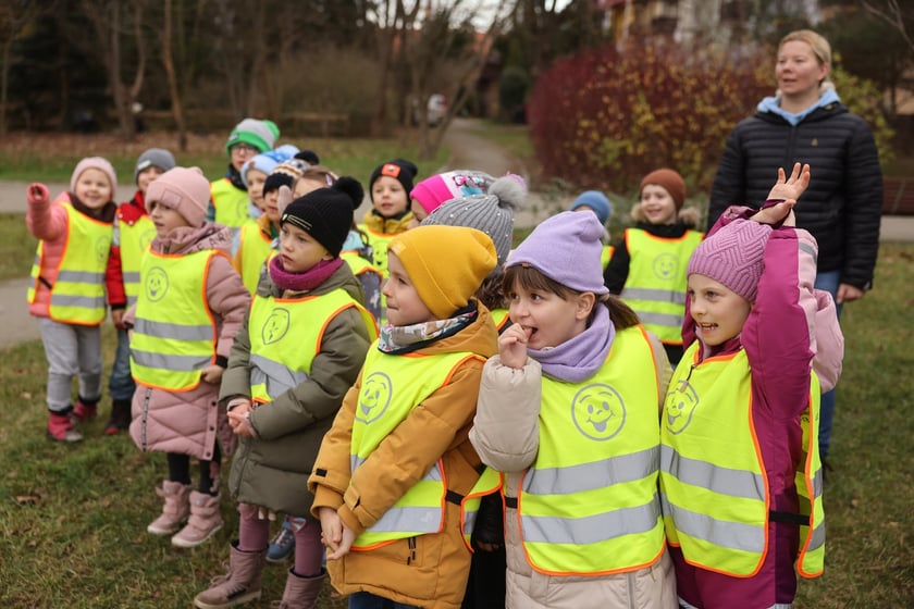 Dzieci z Przedszkola nr 17 na wrocławskim Zakrzowie ubrały choinkę w Parku Jedności - 18.12.2024