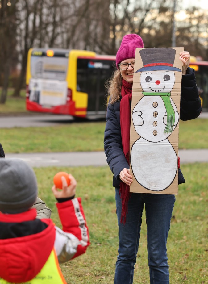 Dzieci z Przedszkola nr 17 na wrocławskim Zakrzowie ubrały choinkę w Parku Jedności - 18.12.2024