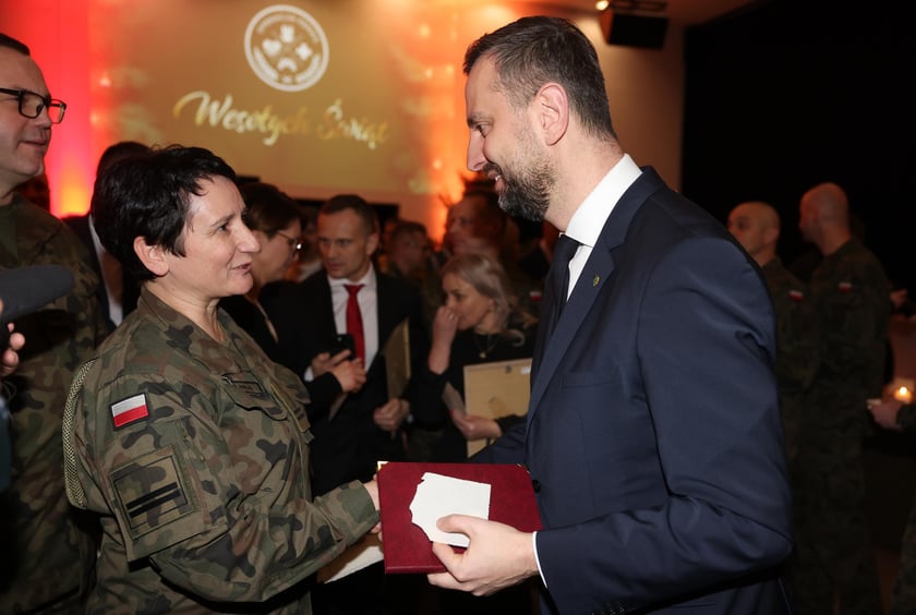 Wigilia dla żołnierzy Wojska Polskiego w Hali Stulecia.