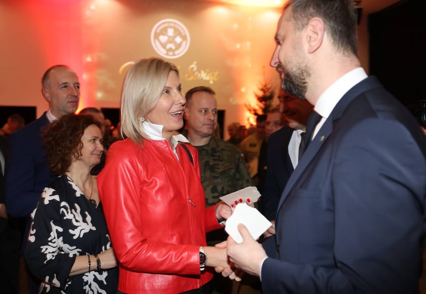 Wigilia dla żołnierzy Wojska Polskiego w Hali Stulecia.