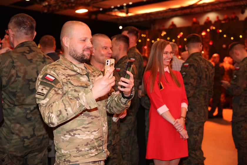 Wigilia dla żołnierzy Wojska Polskiego w Hali Stulecia.