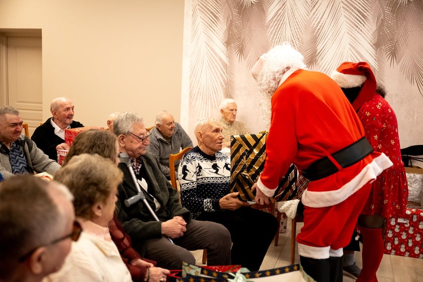 Mikołaj przybył do domu opieki społecznej przy ul. Mącznej