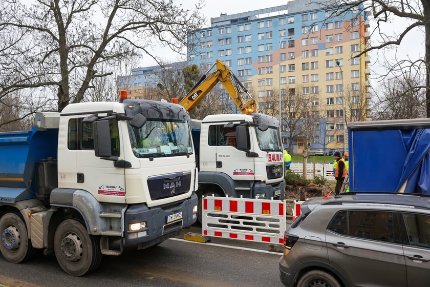 Awaria magistrali wodociągowej przy ul. Zaporoskiej, na miejscu pracują ekipy MPWiK