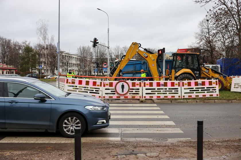 Awaria magistrali wodociągowej przy ul. Zaporoskiej, na miejscu pracują ekipy MPWiK