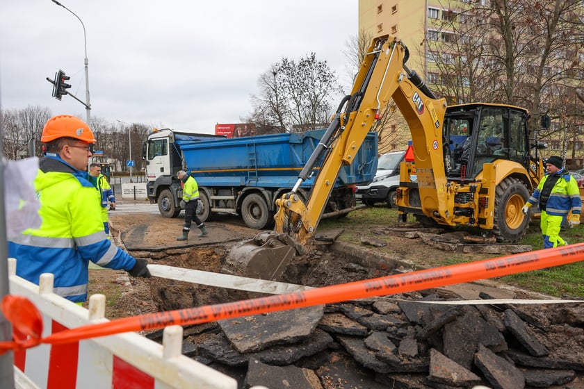 Awaria magistrali wodociągowej przy ul. Zaporoskiej, na miejscu pracują ekipy MPWiK
