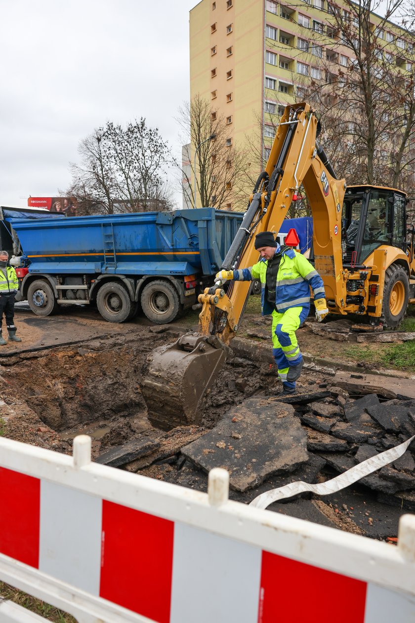 Awaria magistrali wodociągowej przy ul. Zaporoskiej, na miejscu pracują ekipy MPWiK