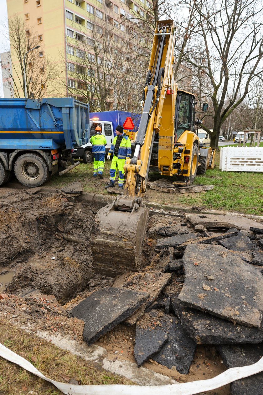 Awaria magistrali wodociągowej przy ul. Zaporoskiej, na miejscu pracują ekipy MPWiK