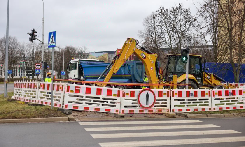 Awaria magistrali wodociągowej przy ul. Zaporoskiej, na miejscu pracują ekipy MPWiK
