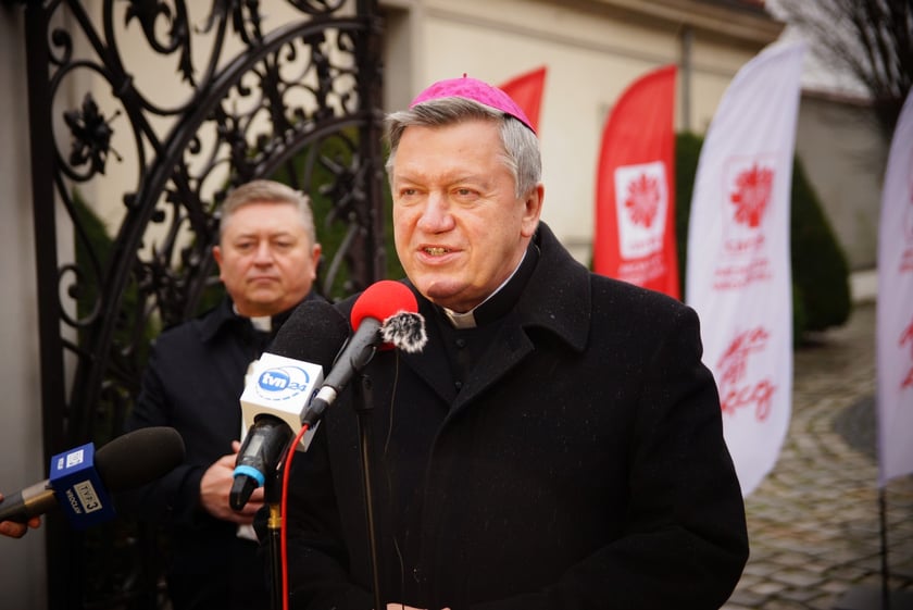 Arcybiskup J&oacute;zef Kupny złożył podziękowania na ręce Caritas i WOT.