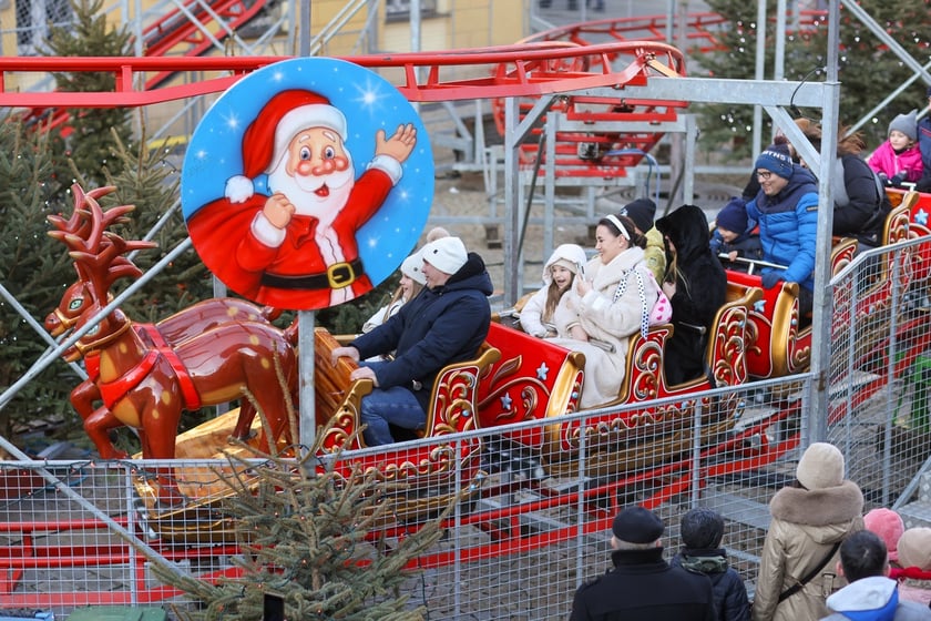 Jarmark Bożonarodzeniowy we Wrocławiu. Spacerowiecze w drugi dzień świąt Bożego Narodzenia