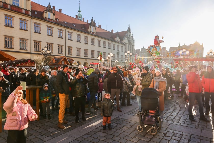 Jarmark Bożonarodzeniowy we Wrocławiu. Spacerowiecze w drugi dzień świąt Bożego Narodzenia