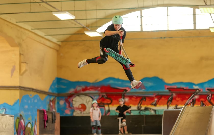 MC Scoot dżem, czyli latanie na hulajnogach, zawody na skateparku przy ul. Legnickiej