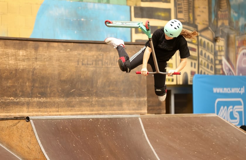 MC Scoot dżem, czyli latanie na hulajnogach, zawody na skateparku przy ul. Legnickiej