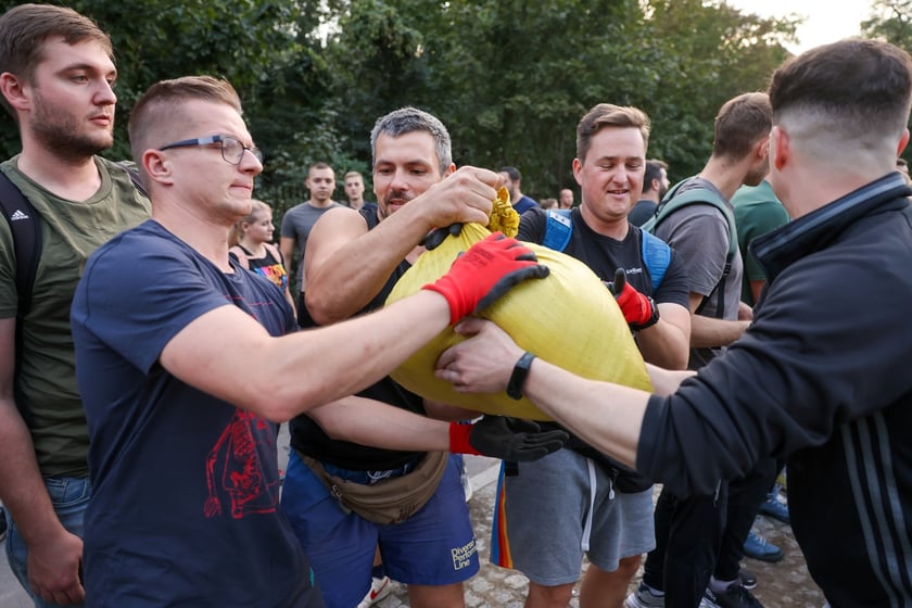 Pow&oacute;dź we Wrocławiu, układanie work&oacute;w przy Żabiej Ścieżce&nbsp;