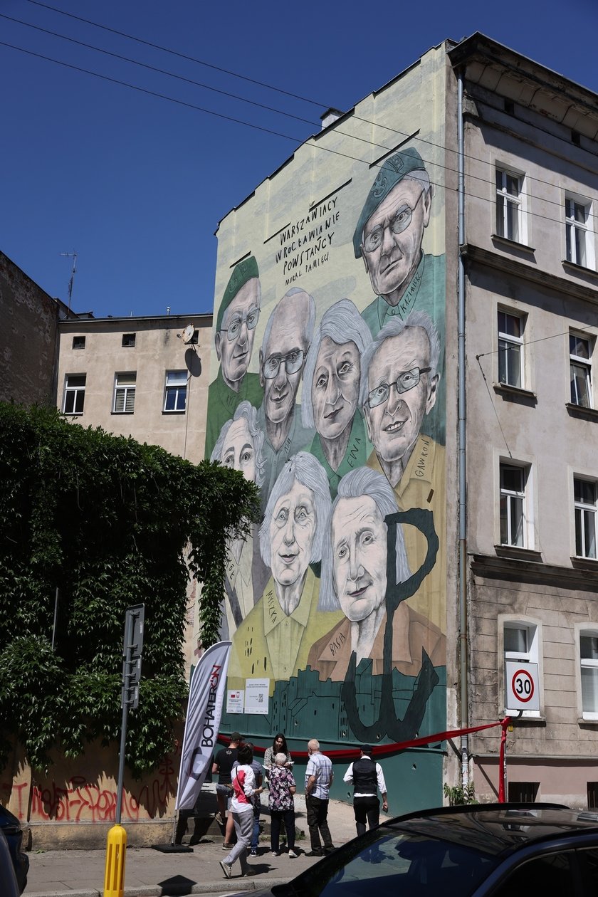 Mural Powstańc&oacute;w Warszawskich odsłonięty na ścianie kamienicy przy Komuny Paryskiej 3